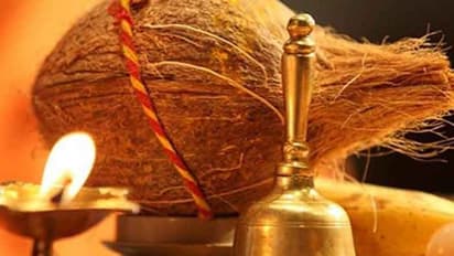 Raksha Bandhan 2022: राखी बांधते समय भाई के हाथ में जरूर रखें ये चीज, देवी लक्ष्मी हमेशा रहेगी मेहरबान