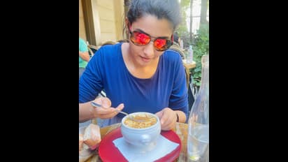 நமக்கு சோறு தான் முக்கியம்... வெளிநாட்டில் வெரைட்டியாக வெளுத்து கட்டும் பிரியா பவானி ஷங்கர்! ரீசென்ட் போட்டோஸ்