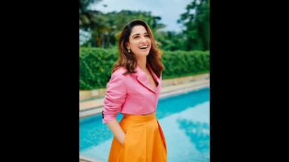Tamanna: పింక్‌ టాప్‌, ఆరెంజ్‌ స్కర్ట్.. తమన్నా హాట్‌ పోజులకు కుర్రాళ్లు బేజార్‌.. కుండలు చేస్తూ షాక్‌.. 