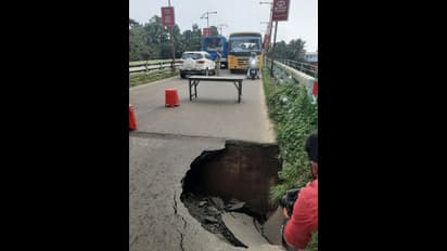 പാലത്തിന്റെ അപ്രോച്ച് റോഡ് ഇടിഞ്ഞുതാഴ്ന്ന് കുഴി രൂപപ്പെട്ടു, പരിശോധിച്ച് പിഡബ്ല്യുഡി