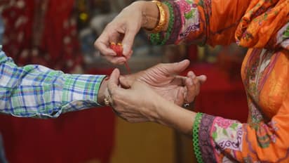 Raksha Bandhan Mantra: राखी बांधते समय बहन बोलें ये खास मंत्र, भाई पर नहीं आएगा कोई संकट