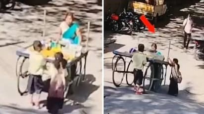 എല്ലാവരും വെറുതെ നോക്കി കടന്നുപോയി, പച്ചക്കറിവണ്ടി തള്ളാൻ സ്ത്രീയെ സഹായിച്ച് കുട്ടികൾ