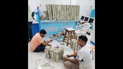 ಮಹಾರಾಷ್ಟ್ರದಲ್ಲಿ ಐಟಿ ರೇಡ್: 56 ಕೋಟಿ ರೂ. ನಗದು, 32 ಕೆಜಿ ಬಂಗಾರ ಸೇರಿ 390 ಕೋಟಿ ರೂ. ಮೌಲ್ಯದ ಆಸ್ತಿ ಸೀಜ್