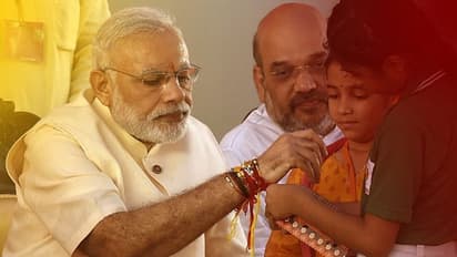 মোদীর হাতে রাখি বাঁধল তরুণীরা, বাসভবনে পালিত হল রাখি উৎসব, সঙ্গে দেশবাসীকে জানালেন শুভেচ্ছা