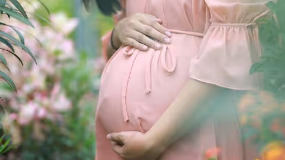 കൗമാരക്കാരിയായ മകളെ ഗർഭച്ഛിദ്രത്തിന് സഹായിച്ചു, അമ്മയെ പൊലീസ് അറസ്റ്റ് ചെയ്തു