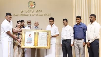 கோயில் காணிக்கை நகைகளை தங்கக் கட்டிகளாக மாற்றும் திட்டம்.! தங்க முதலீட்டு பத்திரத்தை வழங்கிய முதலமைச்சர்