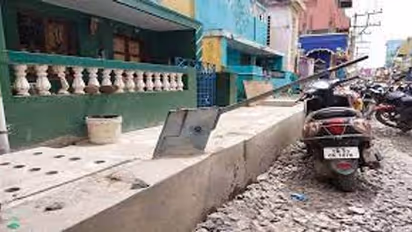 அட கடவுளே !! அடி பம்போடு சேர்த்து போடப்பட்ட கழிவு நீர் கால்வாய்.. ஒப்பந்ததாரரை கைது செய்த போலீஸ்..