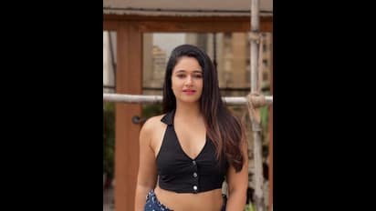 Poonam Bajwa: అందాలని బంధించినట్లు టైట్ ఫిట్ డ్రెస్ లో హాట్ స్ట్రక్చర్.. పూనమ్ దూకుడే దూకుడు  