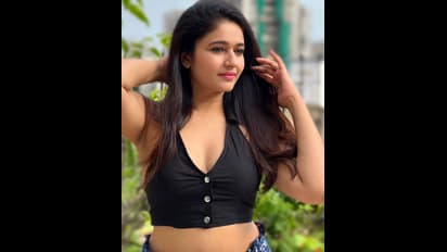 வரவர கிளாமர் தூக்குதே...சேவல் பட நாயகி பூனம் பஜ்வாவின் லோ நெக் போட்டோஸ்...