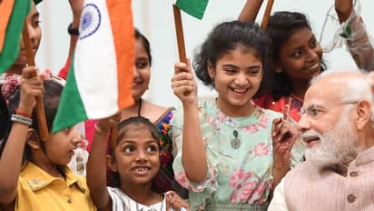 ಅಜಾದಿಕಾ ಅಮೃತ ಮಹೋತ್ಸವ, ಮಕ್ಕಳ ಜೊತೆ ತಿರಂಗ ಹಾರಿಸಿದ ಪ್ರಧಾನಿ ಮೋದಿ!