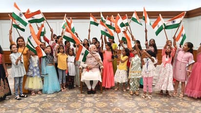 Har Ghar Tiranga: तस्वीरों में देखिए कैसे बच्चों में रम गए मोदी, सबको अपने हाथों से दिया तिरंगा