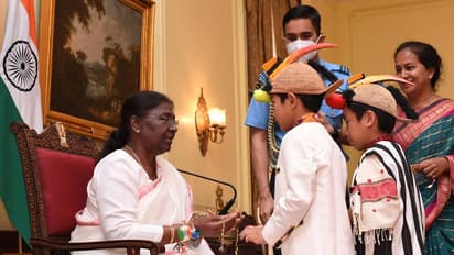 उत्तराखंड के प्रसिद्ध आदिवासी स्कूल के बच्चों ने राष्ट्रपति द्रौपदी मुर्मु को बांधी राखी, महामहिम ने दिए उपहार