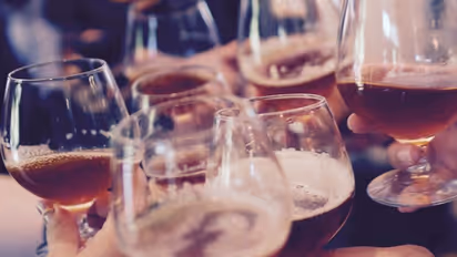 நடுரோட்டில் போதையில் தள்ளாடிய பள்ளி மாணவிகள்.. கரூரில் அதிர்ச்சி சம்பவம்..!