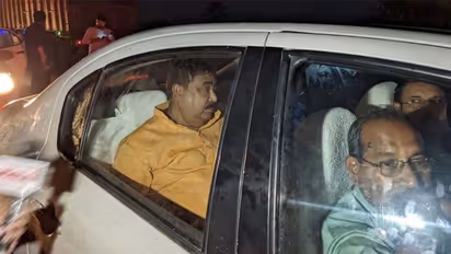 कार के पीछे भागते पत्रकारों को देखकर गौ तस्कर की छूट गई हंसी, फिर रोने लगा, साथ में पढ़िए TMC में भगदड़