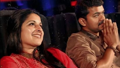 இயக்குனர் ஷங்கரின் குடும்பத்தினரோடு ‘விருமன்’ பர்ஸ்ட் ஷோ பார்க்க வந்த நடிகர் விஜய்யின் மனைவி சங்கீதா