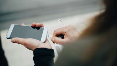 अब एक ही चार्जर से चार्ज होंगे लैपटॉप, स्मार्टफोन जैसे सभी डिवाइस, सरकार ले सकती है बड़ा फैसला