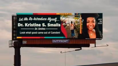 മകൾക്ക് ഡോക്ടറേറ്റ്, ഏകദേശം ഒരുലക്ഷം മുടക്കി കൂറ്റൻ ബോർഡ് തന്നെ സ്ഥാപിച്ച് അമ്മ