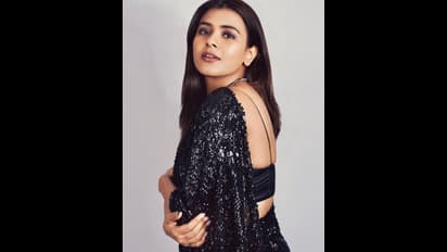 Hebah Patel: మనసులు దోచేస్తున్న హెబ్బా పటేల్.. చీరకట్టులో వయ్యారంగా కుమారి ఫోజులు 