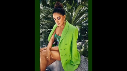 অনাবৃত উরুতে স্পষ্ট নিতম্বের খাঁজ, সুপারহট মনোকিনিতে রাইমার হট ক্লিভেজে বোল্ড আউট ভক্তরা