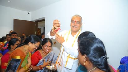 సొంత చెల్లితో కేటీఆర్, దేవుడిచ్చిన చెల్లెల్లతో హరీష్... తెలంగాణ మంత్రుల రాఖీ సెలబ్రేషన్స్ (ఫోటోలు)     