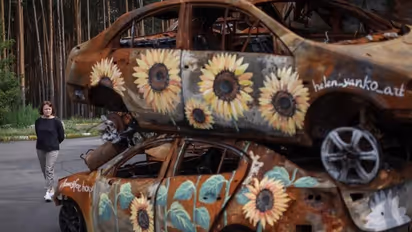 രാജ്യം മുഴുവനും തകര്‍ന്ന റഷ്യന്‍ സൈനിക വാഹനങ്ങളും കാറുകളും; സൂര്യകാന്തി പൂക്കള്‍ വരച്ച് കലാകാരന്മാര്‍ 