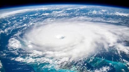 'ഞാൻ ടൈം ട്രാവലറാണ്, ചരിത്രത്തിലെ തന്നെ വലിയ ചുഴലിക്കാറ്റ് വരുന്നു' വിചിത്രവാദവുമായി സ്ത്രീ