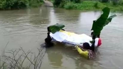 പാലമില്ല, കഴുത്തറ്റം വെള്ളത്തിൽ മുങ്ങി മൃതദേഹവുമായി ശ്മശാനത്തിലേക്ക്, ഒഡീഷയിലെ ദാരുണ ദൃശ്യം