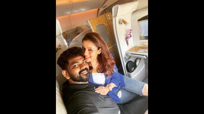 Nayanthara: ఫ్లైట్ లో భర్త రొమాంటిక్ కౌగిలిలో నయనతార.. వెకేషన్ పిక్స్ వైరల్ 