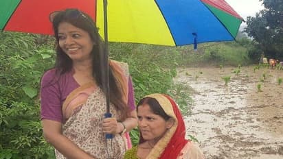 भारी बारिश में किसानों से मिलने खेतों में पहुंची महिला अधिकारी, झारखंड में इनके वर्किंग स्टाइल की हो रही चर्चा