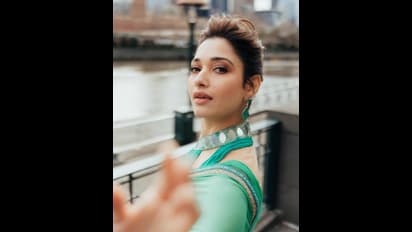 படு பயங்கரம்.. ஜாக்கெட்டுக்கு முன்னாள் ஜன்னல் வைத்து... சேலையை சரிய விட்டு ஓப்பனாக காட்டும் தமன்னா! போட்டோஸ்..