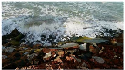  'കരിങ്കൊടി കെട്ടി ബൈക്ക് റാലി', 16 ന് വിഴിഞ്ഞം തുറമുഖം ഉപരോധിക്കാന്‍ അതിരൂപത