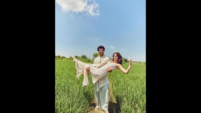 పొలం గట్లపై ‘లైగర్’ జోడీ రచ్చ.. పురివిప్పిన నెమలిలా ఆకర్షిస్తున్న అనన్య అందం.. వైరల్ అవుతున్న పిక్స్..