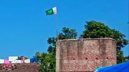 कुशीनगर के युवक ने घर पर फहराया पाकिस्तानी झंडा, लोगों में आक्रोश के बाद एक्शन में आई पुलिस