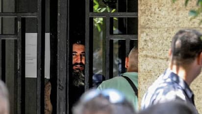 സ്വന്തം പണം പിൻവലിക്കാനായില്ല, ബാങ്ക് ജീവനക്കാരെ മണിക്കൂറുകൾ തോക്കിൻമുനയിൽ നിർത്തി യുവാവ്