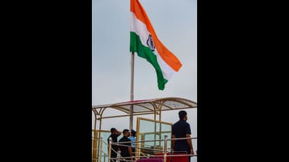 ಹುಬ್ಬಳ್ಳಿ: ಮುರುಕು ಮನೆಗಳ ಮೇಲೆ ಸಂತ್ರಸ್ತರ ತಿರಂಗಾ..!