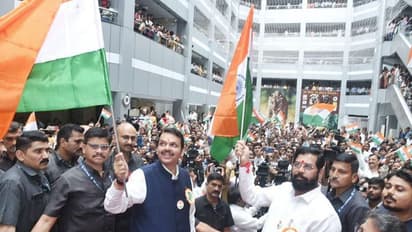 Azadi Ka Amrit Mahotsav:  16 फोटो में देखें देशभक्ति का जुनून,  VVIP से लेकर आम आदमी ने फहराया घरों में तिरंगा