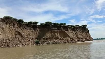 আলিপুরদুয়ারের ঘুম উড়েছে সাধারণ মানুষের, ভয়ঙ্কর রূপে গ্রাম গিলতে আসছে তোর্সা নদী