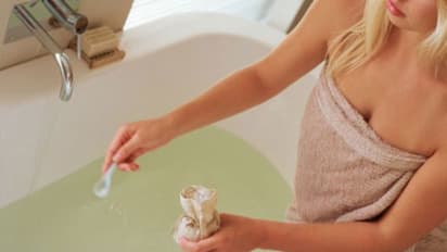 कभी नहीं ढलेगी 'जवानी'...बस नहाते वक्त एक बाल्टी पानी में मिलाएं एक चम्मच ये सफेद चीज