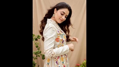 ట్రెడిషనల్ బ్యూటీ ప్రియాంక మోహన్ అందాలు చూడతరమా.. మతిపోగుడుతున్న తమిళ భామా పోజులు..