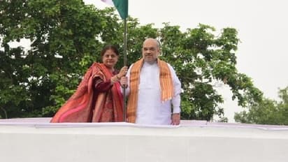 শুরু হল ‘হর ঘর তিরঙ্গা’ অভিযান, সেলেব থেকে রাজনৈতিক ব্যক্তিত্ব, সাধারণ মানুষ মাতলেন অনুষ্ঠানে