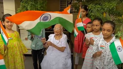 हर घर तिरंगा: पीएम मोदी की मां ने बच्चों में बांटा तिरंगा, आजादी के अमृत महोत्सव पर दिए आशीर्वाद
