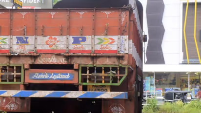 കേരളത്തിലേക്ക് കരിങ്കല്ലുമായി വന്ന ലോറി പൊള്ളാച്ചിയിൽ ബിജെപി പ്രവർത്തകർ ആക്രമിച്ചു; 3 പേർ അറസ്റ്റിൽ