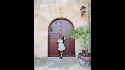 பாலிவுட் நாயகியாகவே  மாறிய ஐஸ்வர்யா ராஜேஷ்..லோ நெக்..தொடை போஸ் என கலங்கடிக்கிறாரே!