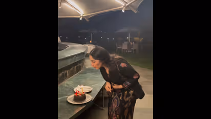 ஆர்யா எங்கே... இரவில் கேக் வெட்டி பிறந்தநாள் கொண்டாடிய சாயிஷா..! எங்கு தெரியுமா..?