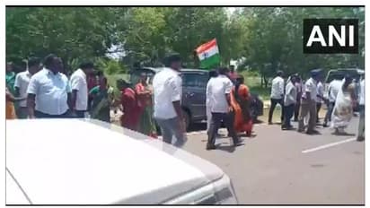 മന്ത്രിക്ക് നേരെ ചെരിപ്പെറിഞ്ഞു; ബിജെപി പ്രവർത്തകർ അറസ്റ്റിൽ