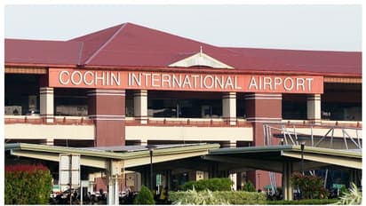 കൈക്കൂലി വാങ്ങി വിമാനത്താവളത്തില്‍ സ്വർണ്ണക്കടത്തിന് കൂട്ട് നിന്നു,  2 കസ്റ്റംസ് ഉദ്യോഗസ്ഥർക്ക് സസ്പെന്‍ഷന്‍