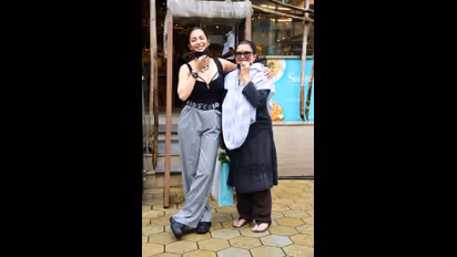 நடிகை ஸ்ருதிஹாசன் அம்மா சரிகாவா இது? இப்படி மாறிட்டாங்களே... ஷாக்காக்கிய லேட்டஸ்ட் புகைப்படம் இதோ!