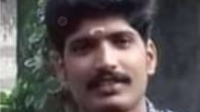 സ്വകാര്യ ബസിനെ മറികടക്കുന്നതിനിടെ കുഴി കണ്ട് വെട്ടിച്ച ബൈക്ക് യാത്രികൻ ലോറിക്കടിയിൽ പെട്ട് മരിച്ചു