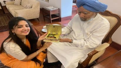 మాజీ ప్రధాని మన్మోహన్ సింగ్ ని కలిసిన నటి పూనమ్ కౌర్