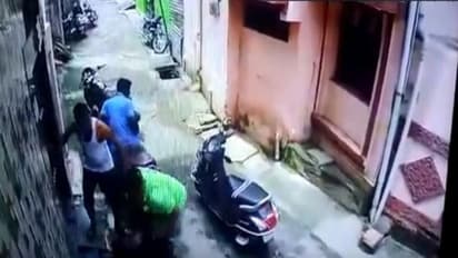 దొంగతనం చేశాడనే అనుమానంతో 9 ఏళ్ల బాలుడిని చితకబాదిన పోలీసులు.. వీడియో వైరల్